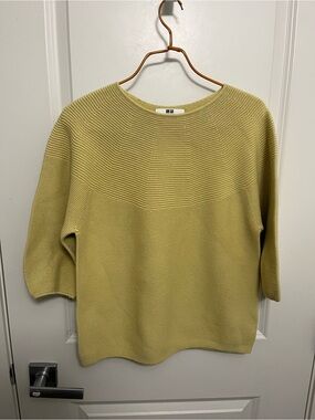 Uniqlo Women's Lemon Crewneck Knit Cropped Sleeves Sweater in size M